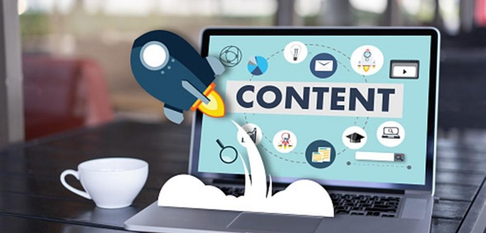 Content writer lebih berfokus ke pembuatan konten berupa tulisan