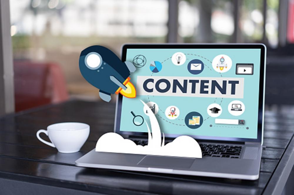 Content writer lebih berfokus ke pembuatan konten berupa tulisan